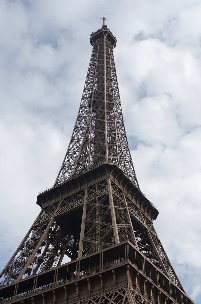 Tour Eiffel - Parc du Champ-de-Mars, 75007 Paris, France by Robert Pilaczyński