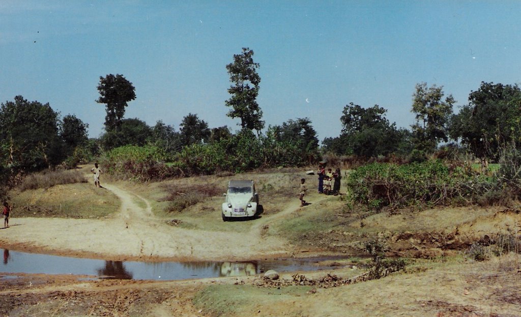 No interior da India, Maddhya Pradesh com Citroen 2CV6 by Thomas Koch