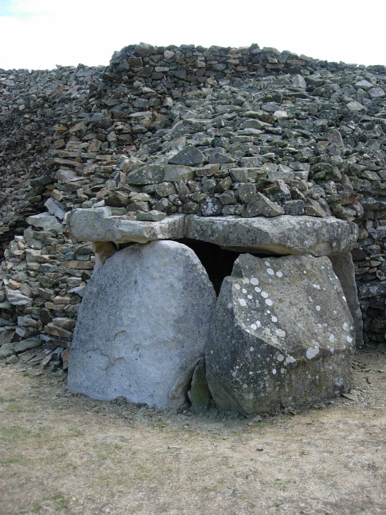 Cairn de Barnenez: chambre funéraire avec dolmen by Hernanfr