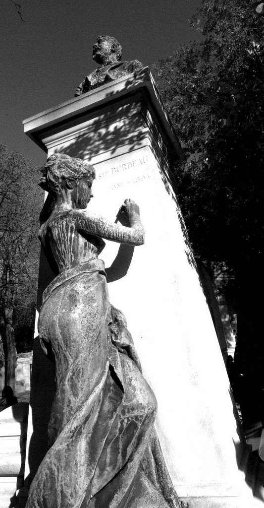 Encore un mégalo 2/2 (Père Lachaise) by Yanti & François Beauducel