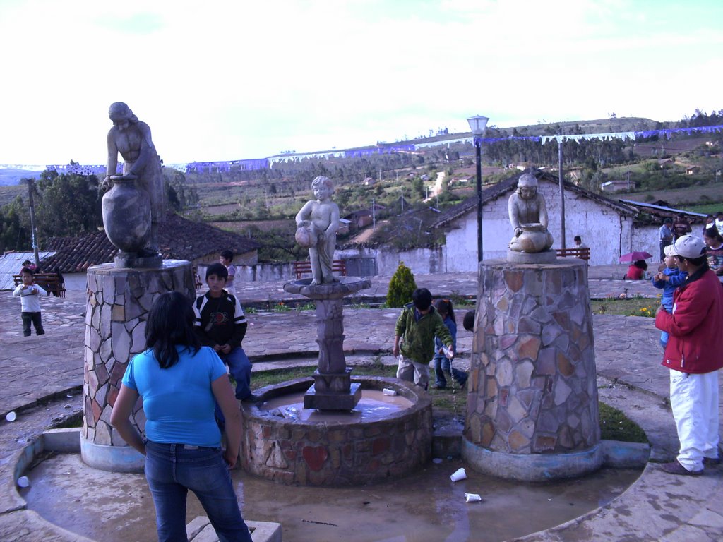 Estatua en la plaza de huancas by Luis Sialer