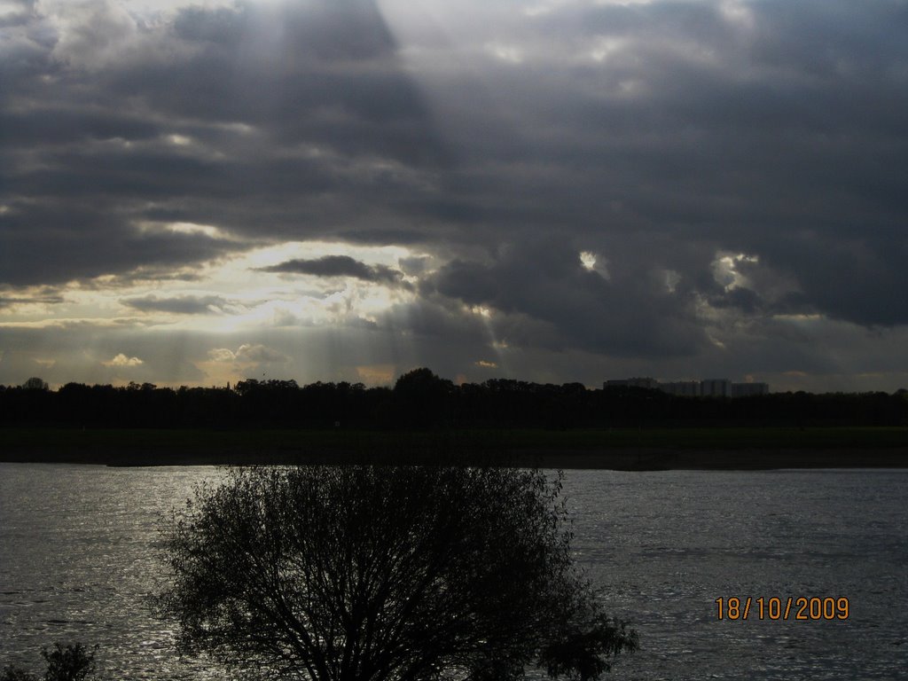 Noch mehr Wolken 2009(ein lichtblick) by der  Schatten