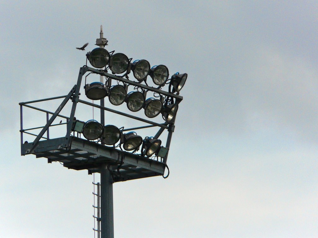 Colomiers : un des quatre pylônes d'éclairage du stade Michel Bendichou by JLMEVEL