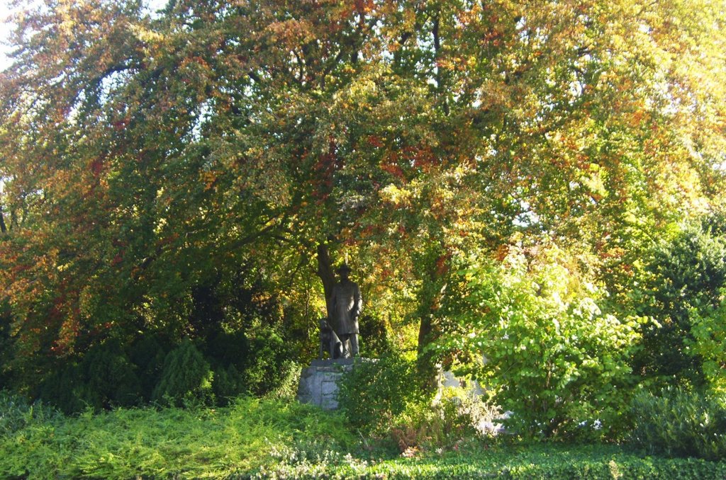 Berlin-Grunewald: Am Bismarckplatz, Blick zum Bismarck - Denkmal by dudeyberlin