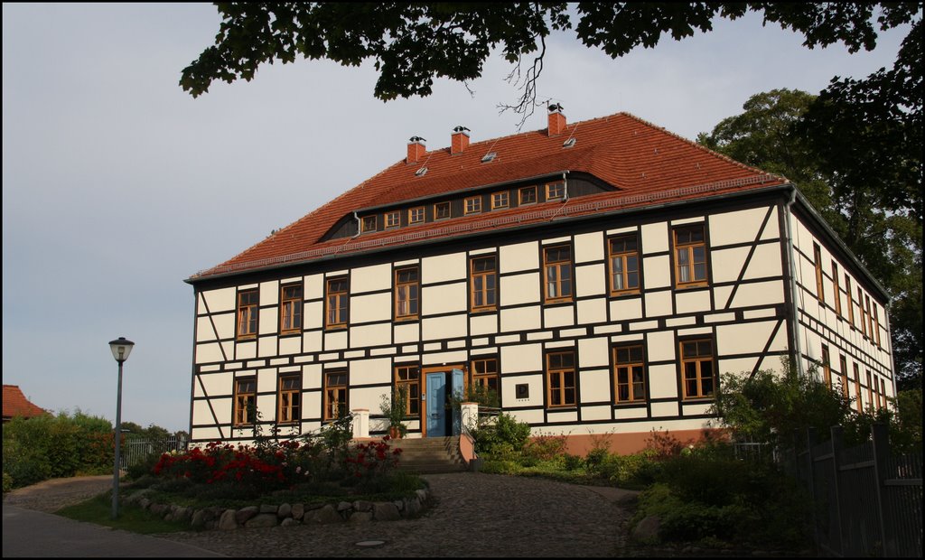 Das Drostenhaus am Amtsplatz auf dem Amtswerder in Feldberg im Naturpark Feldberger Seenlandschaft by Ralf Pätzold, Berlin