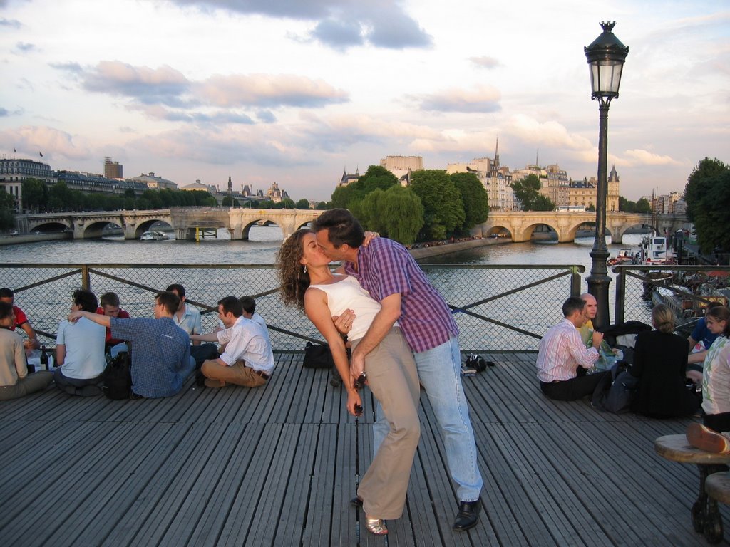 Romance on Pont des Arts by androo