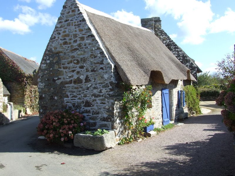 Maison typique avec toit de chaume by Pierre Durand