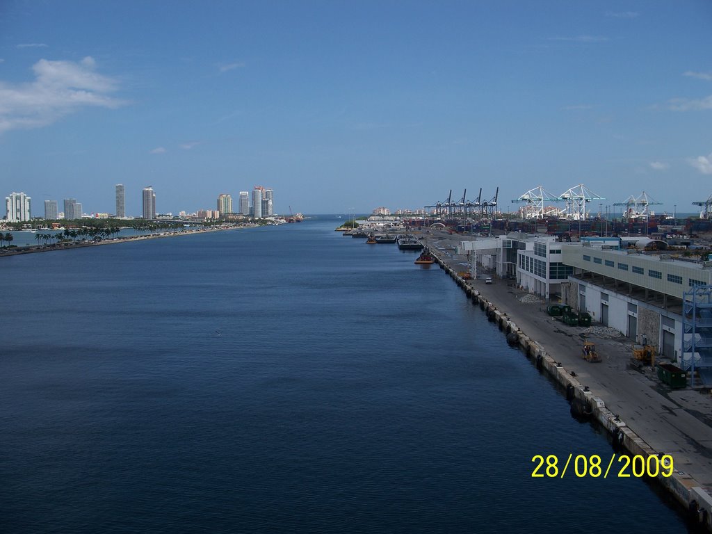 Boca del Puerto de Miami E. by Frank A MAYEDO