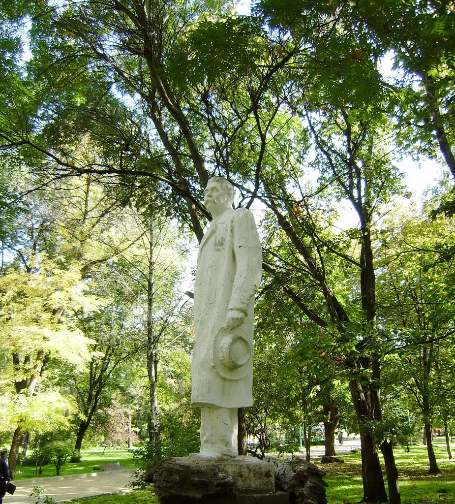 Sculpture in autumn park / Скульптура в осеннем парке by olvita