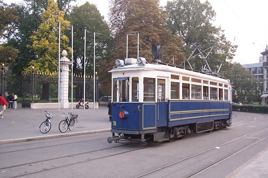 Vieux tram sur la Place Neuve by dwg