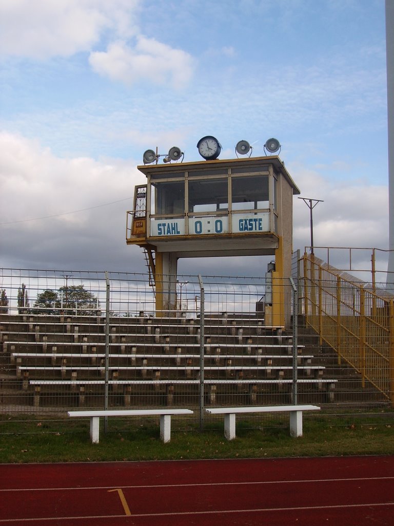 Alter Sprecherturm im Stadion am Quenz, Oktober 2007 by marcel_brb