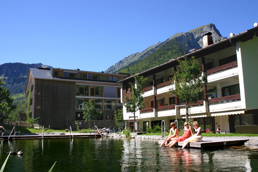 Hotelaussenansicht Sommer mit Natur-Badesee by kroneau