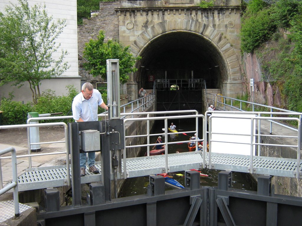 Schleuse vor dem Schiffstunnel in Weilburg by dieter koester