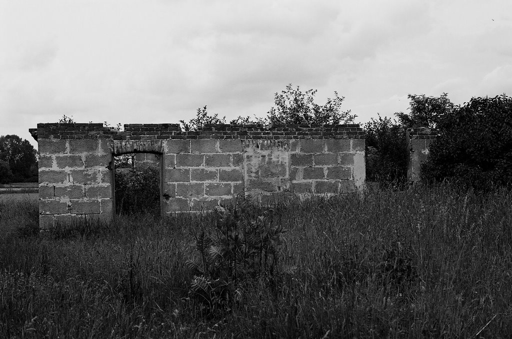 Ruiny gospodarstwa / Ruins of the village house by cvn i tapir