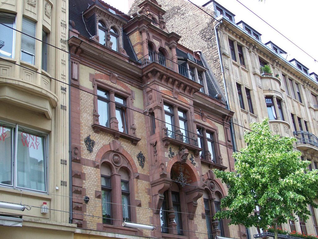 Historische Fassade in der Kurpfalzstraße by RalfH