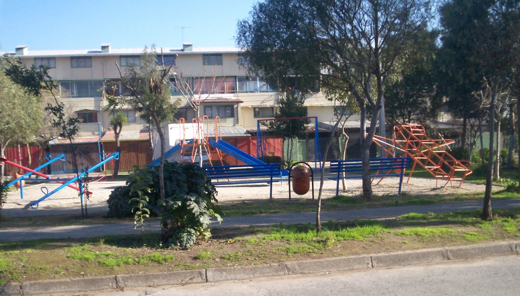 Plaza de juegos y departamentos en calle Manuela Errázuriz by 2late