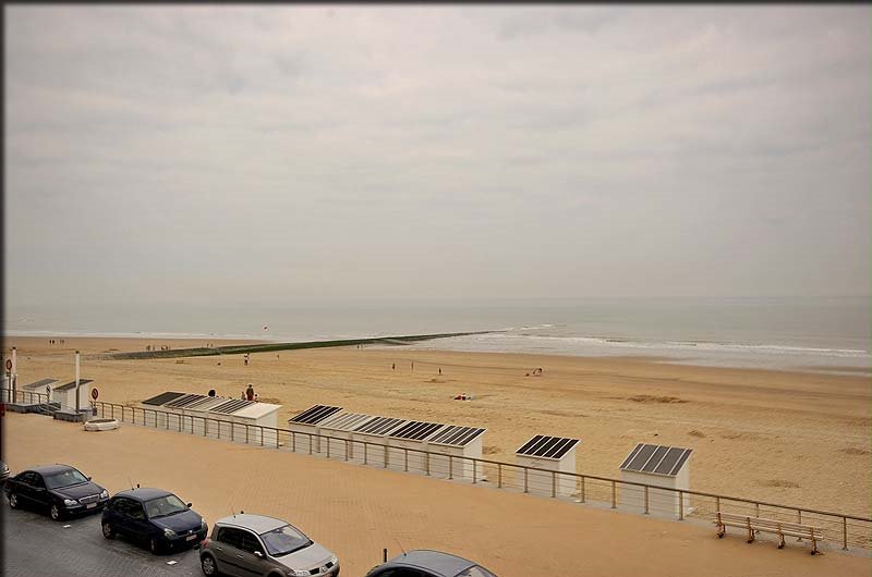 Zicht op strand Oostende - Mariakerke by nic jassogne