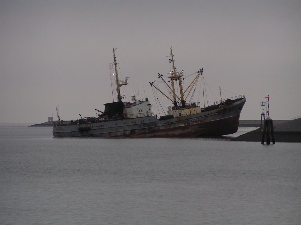 Trawler with steeringproblems by Tjeert.Mensinga ©