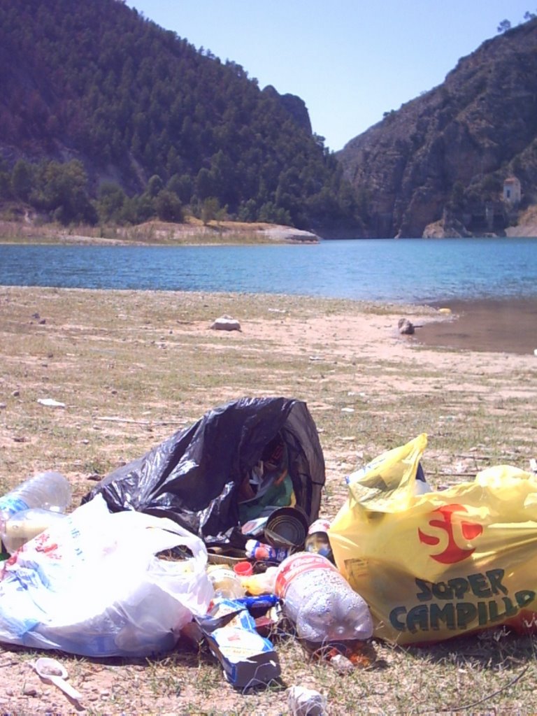 Foto-denuncia "Basura en el Camarillas" by Manuel Sagredo Navar…