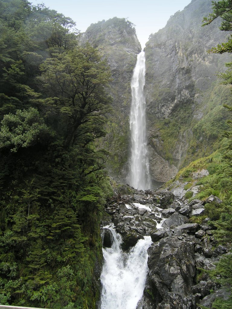 Devil's Punchbowl Falls by Tomas K☼h☼ut