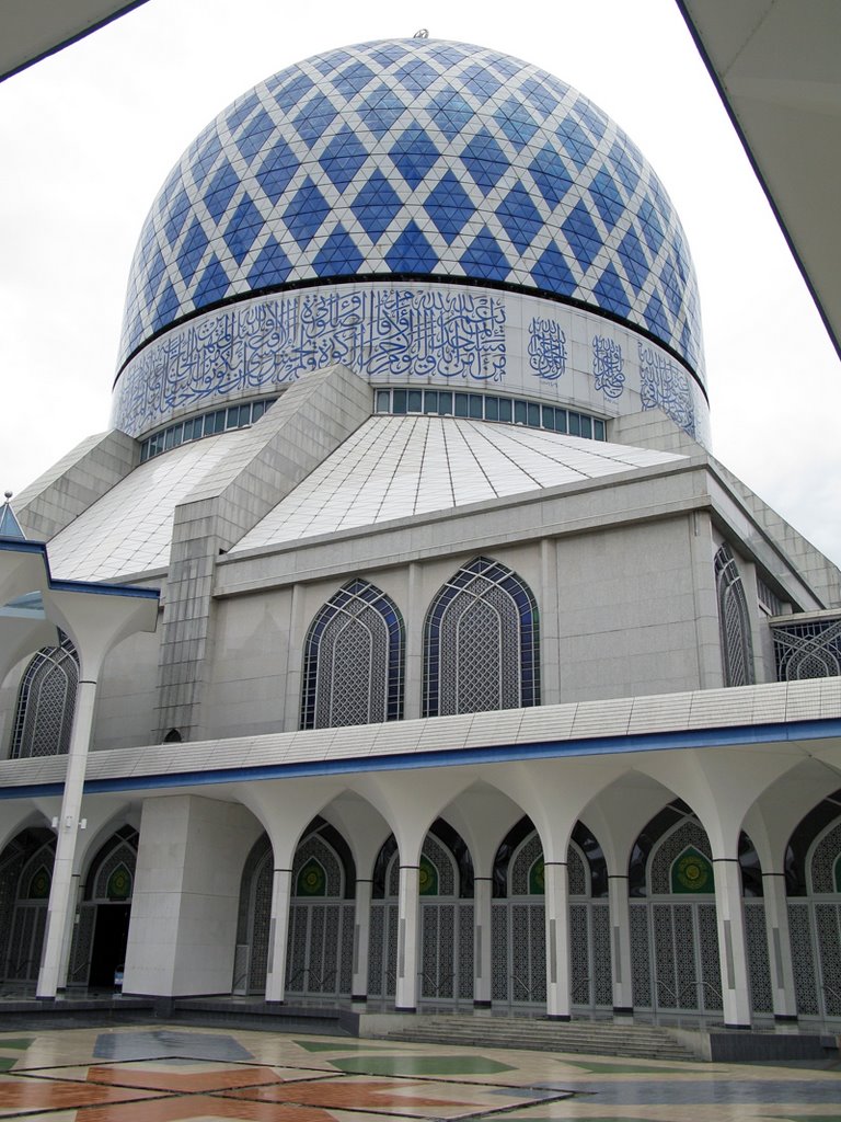 Shan Alam, Malaysia. 1. floor of the Sultan Salahuddin Abdul Aziz Mosque (1) by Eivind Friedricksen