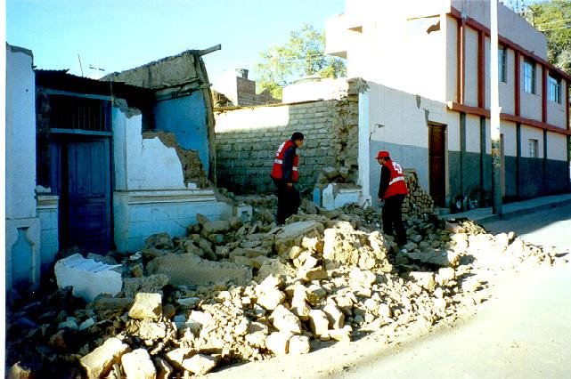 Casas dañadas Caraveli Teremoto Julio 2001 by Jose Antonio Cabero