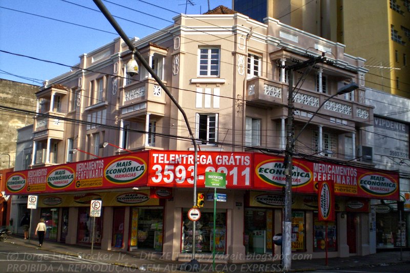 Casa Nonô - prejudicada pela poluição visual no centro de Novo Hamburgo (RS) by Jorge Luís Stocker Jr [thesapox]