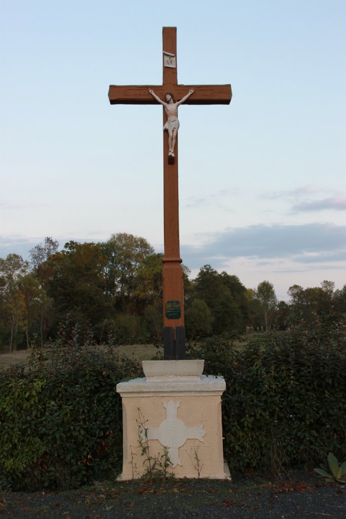 0156- Croix Guépin Erigée En 1875 Restaurée En 1946 Et 2000 Pour Le Jubilé (44, La Chapelle Heulin) by Llann Créü