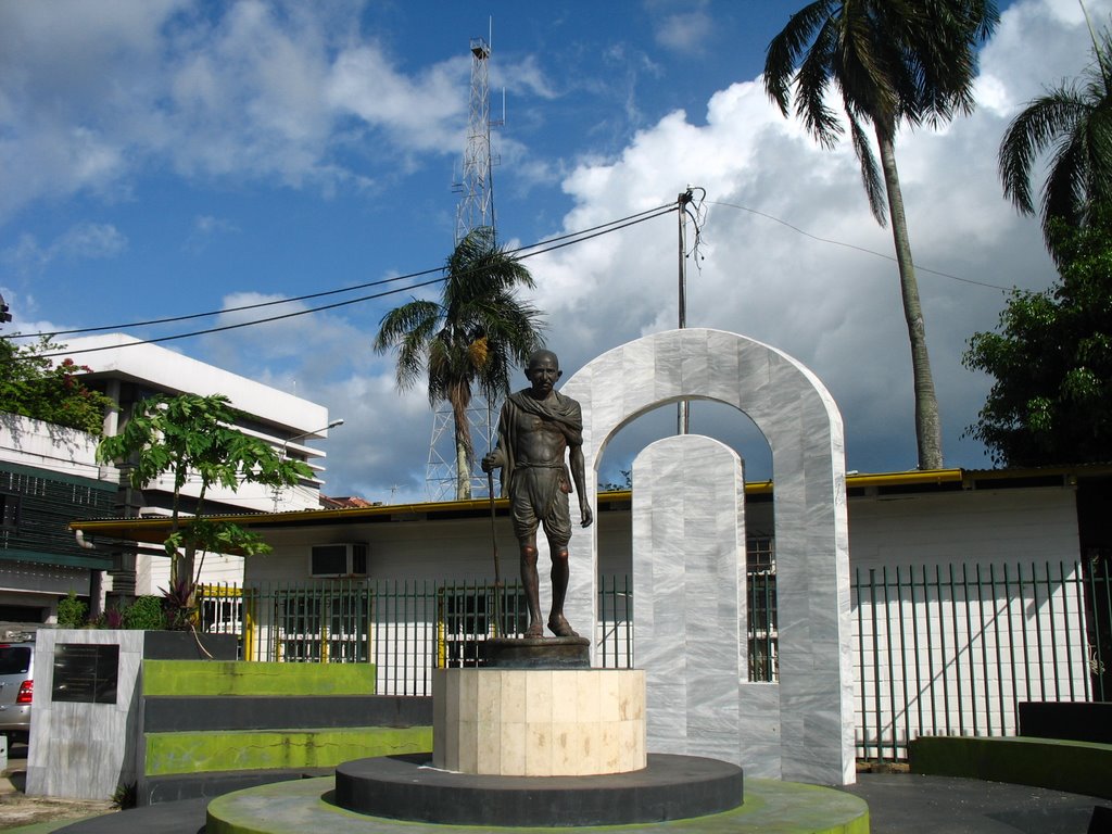 Mahatma Gandhi statue by fotokönig