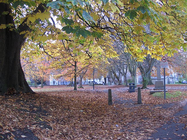 Autumn in St Mary's Churchyard, Monmouth by hoopoe