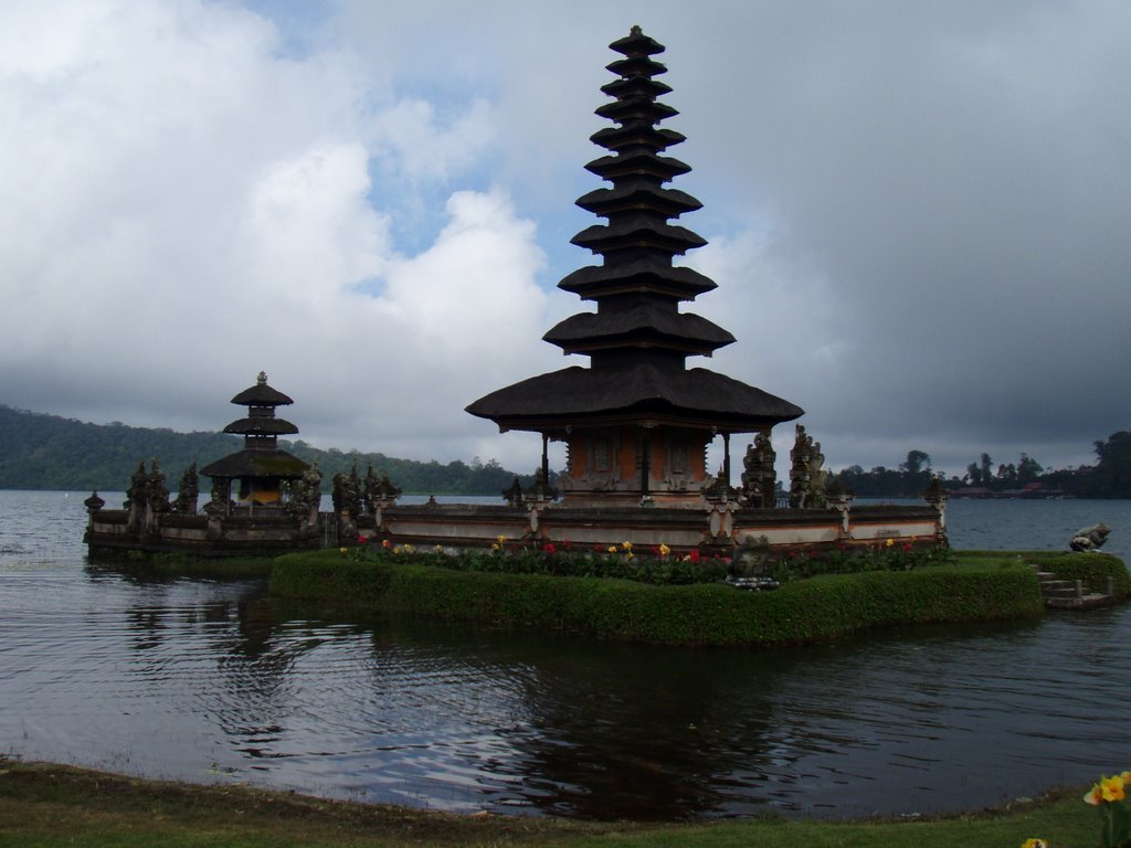 Pura Ulun Danu Bratan by Ivo Švejcar