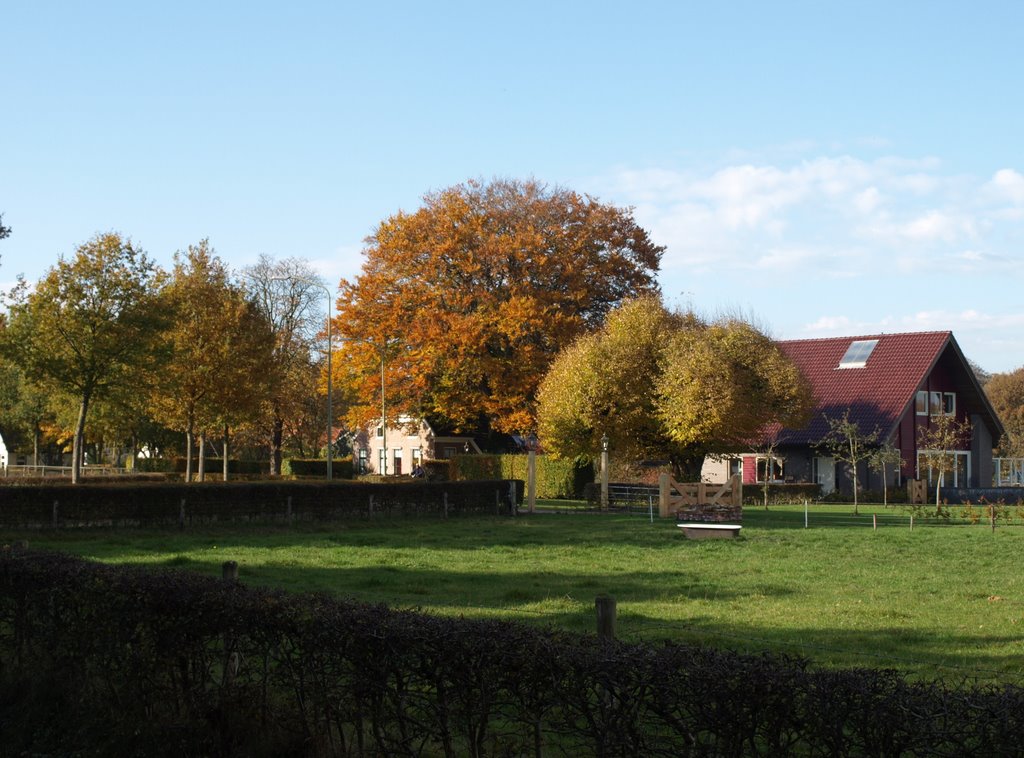 Herfst in Midlaren bij de afgebroken boerderij aan de Groningerstraat 25-29 in Midlaren. by Hans R van der Woude