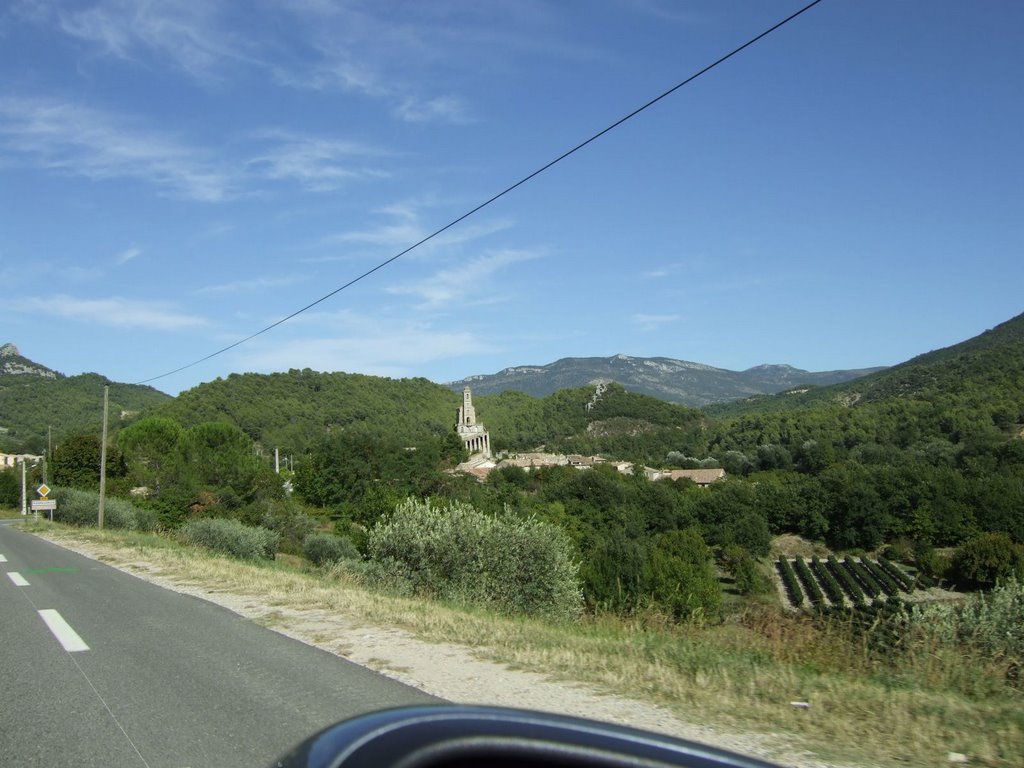 Pierrelongue, kleiner Ort mit "überragender" Kirche by RDZfds