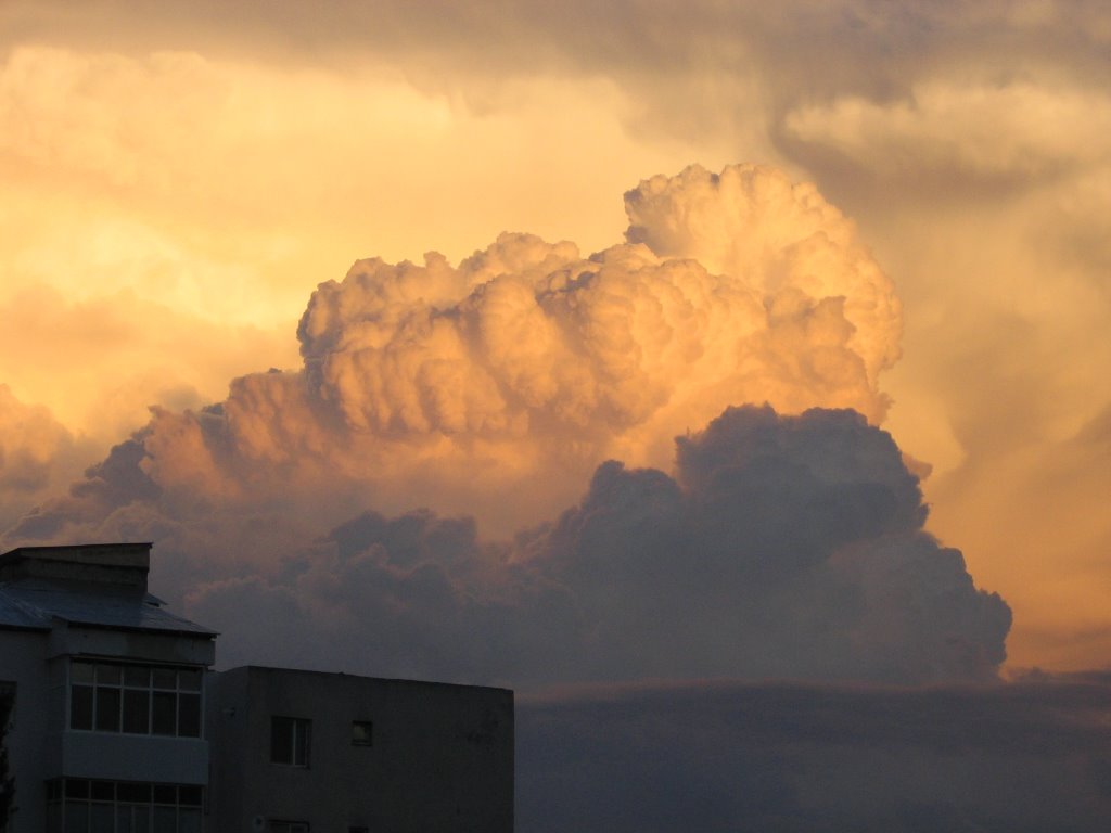 Cumulus Congestus by Vlad Lazanu