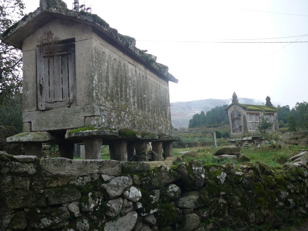 HORREO EN ERMIDA, PT by pisaleiras