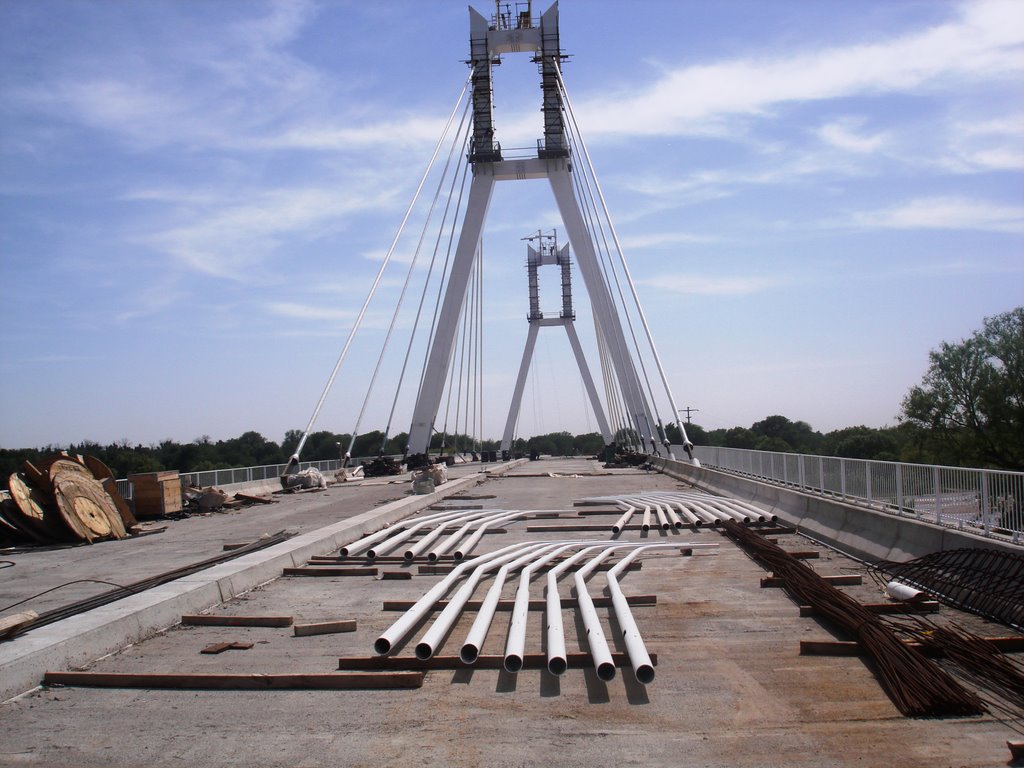 Construcción puente colgante sobre el Rio Cuarto by Luis V. Gattari