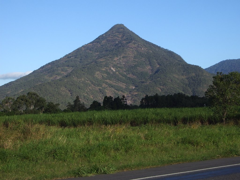 Walshs Pyramid near gordonvale by darren hughes