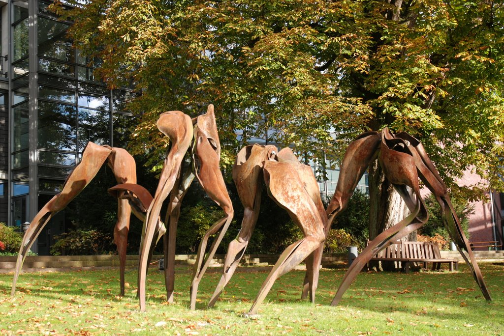 >Paradigma< , Metallskulptur aus Industriekernschrott (1996), im Bildungszentrum Reinfeld aufgestellt im Herbst 1999 by vp2_hmbg-ProPanoramio