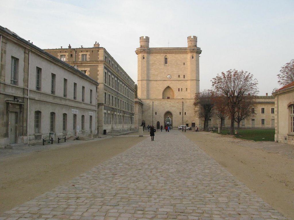 Cour d'entrée principale du Château de Vincennes le 29/10/2009 by eric DELVA