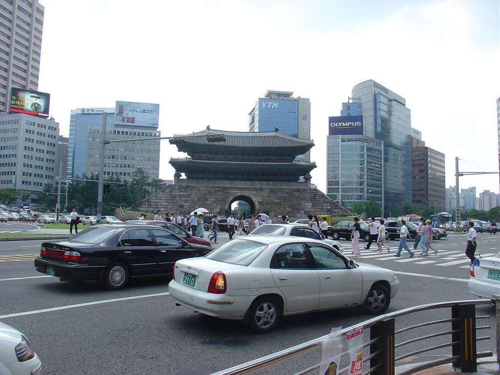 Seoul namdaemun by Paul HART