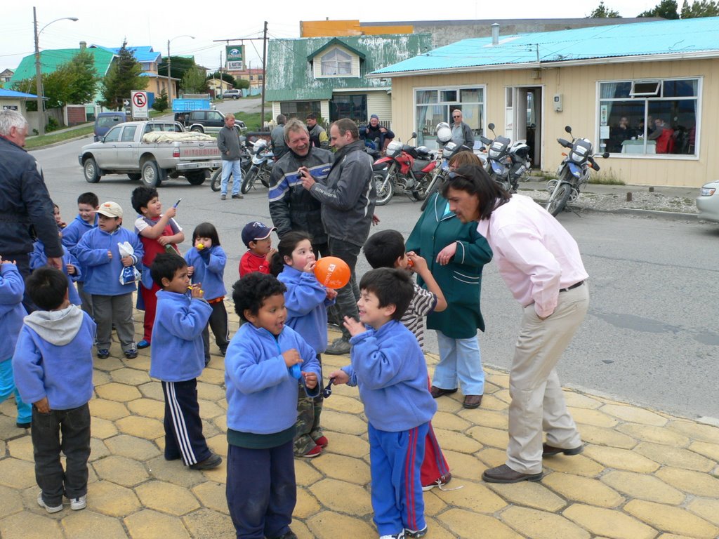 Kindergartenkinder in Puerto Natales by Reinhard Kerkeling