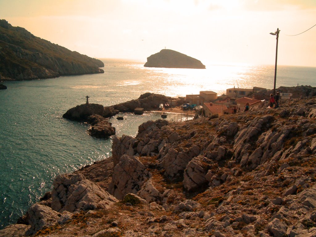 Vue plongeante sur la baie des singes (en fond batiments UCPA) by trebosc