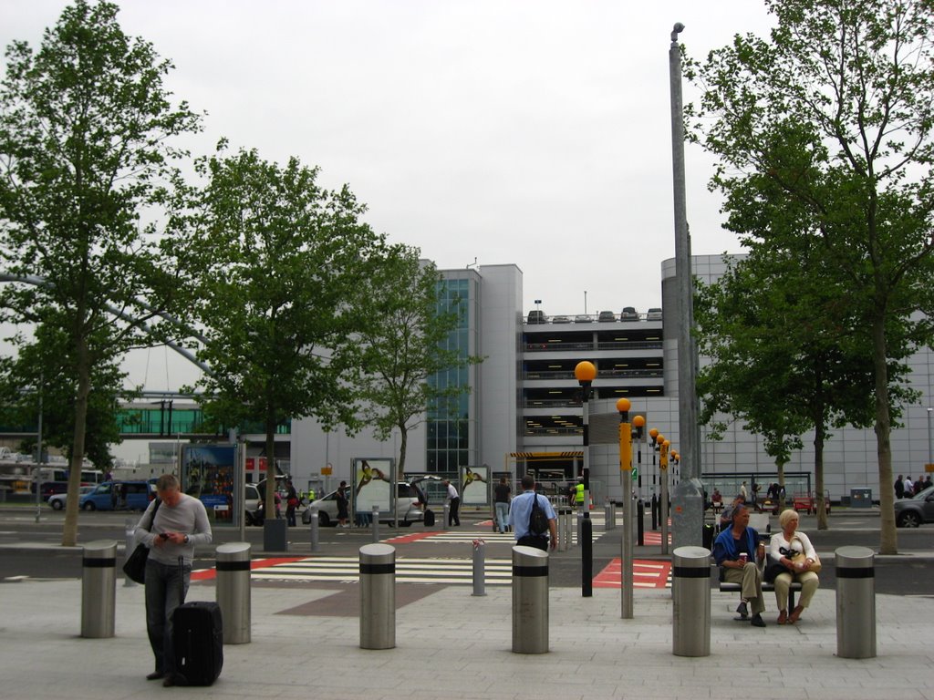 Heathrow T3 forecourt by Wallaseyan