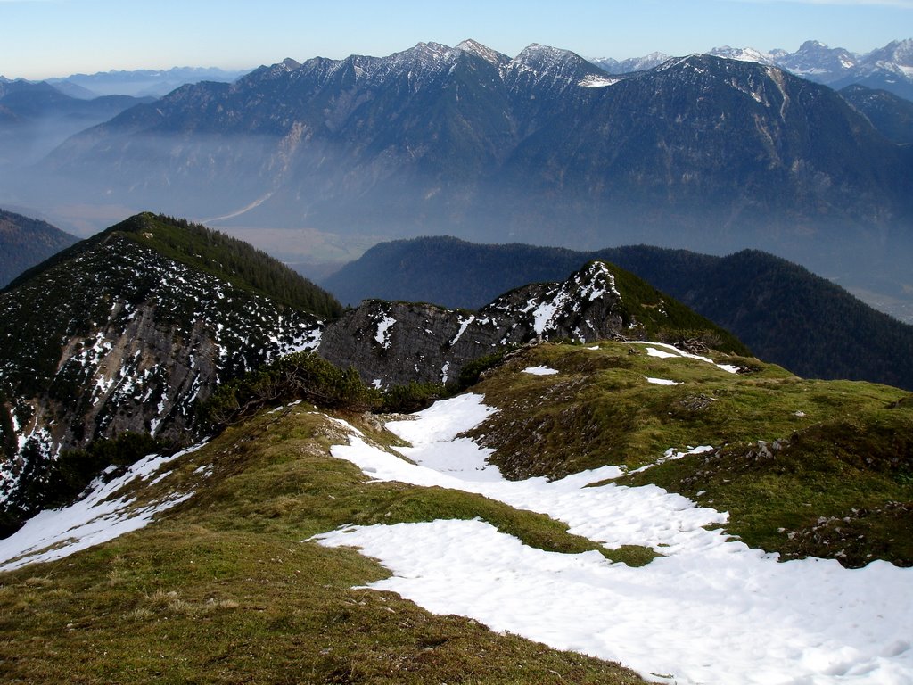 Estergebirge (von Notkarspitz Gipfelkreuz, 31.10.09) by florianrobert