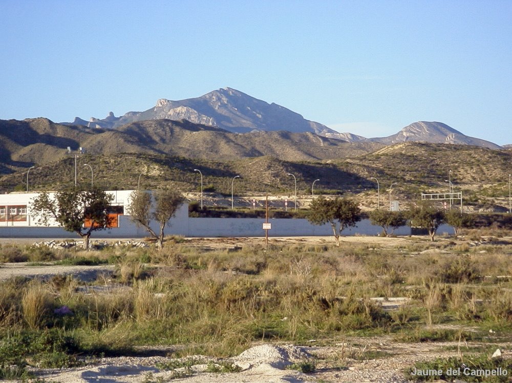 Poliesportiu del Vincle del Campello, amb el Cabeçó al fons by Jaume del Campello