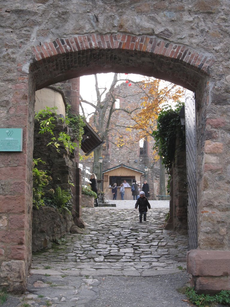 In der Burgruine Windeck übernimmt ein kleines Burgfräulein den Empfang :-) by Schnoferl