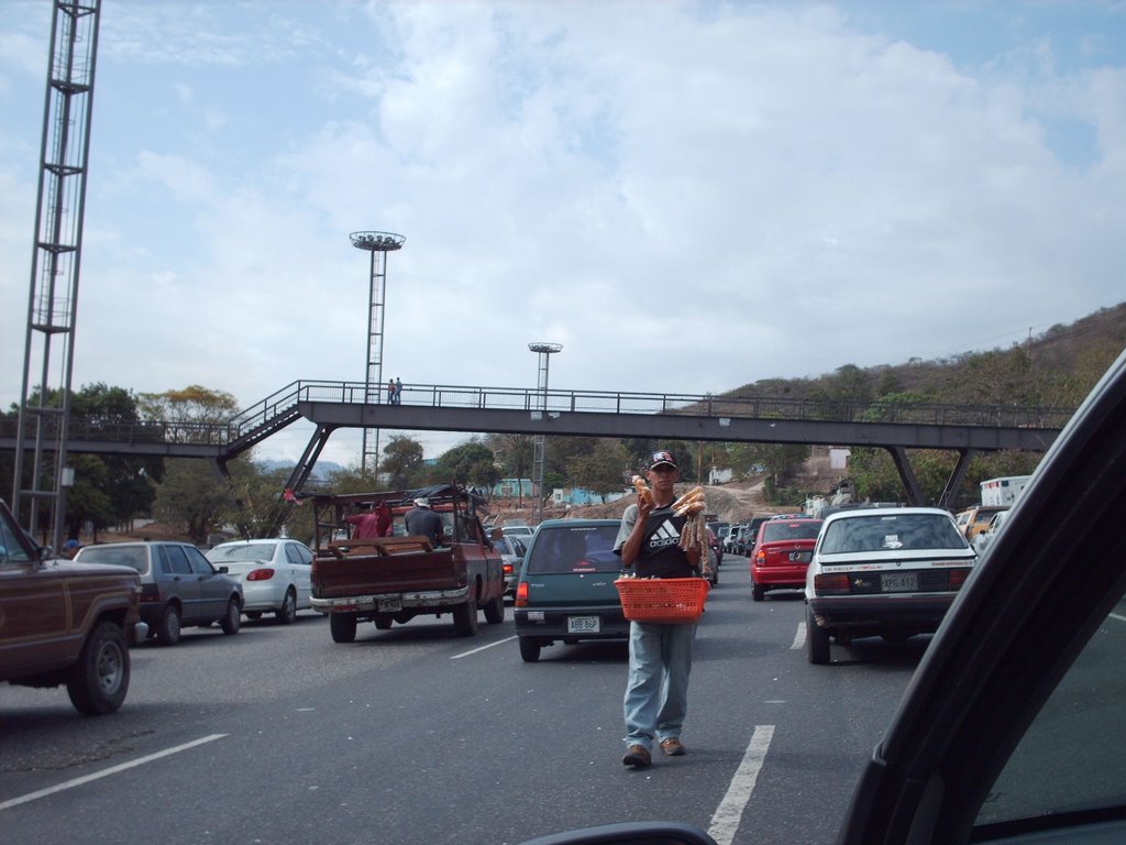 Vendedores de tostón desde la autopista en San Blas by Dags