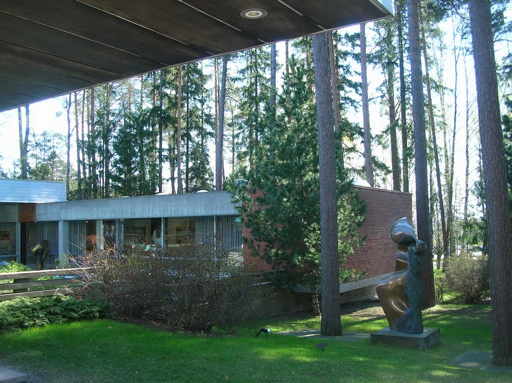 Sculpture at the art museum by Petteri Kantokari