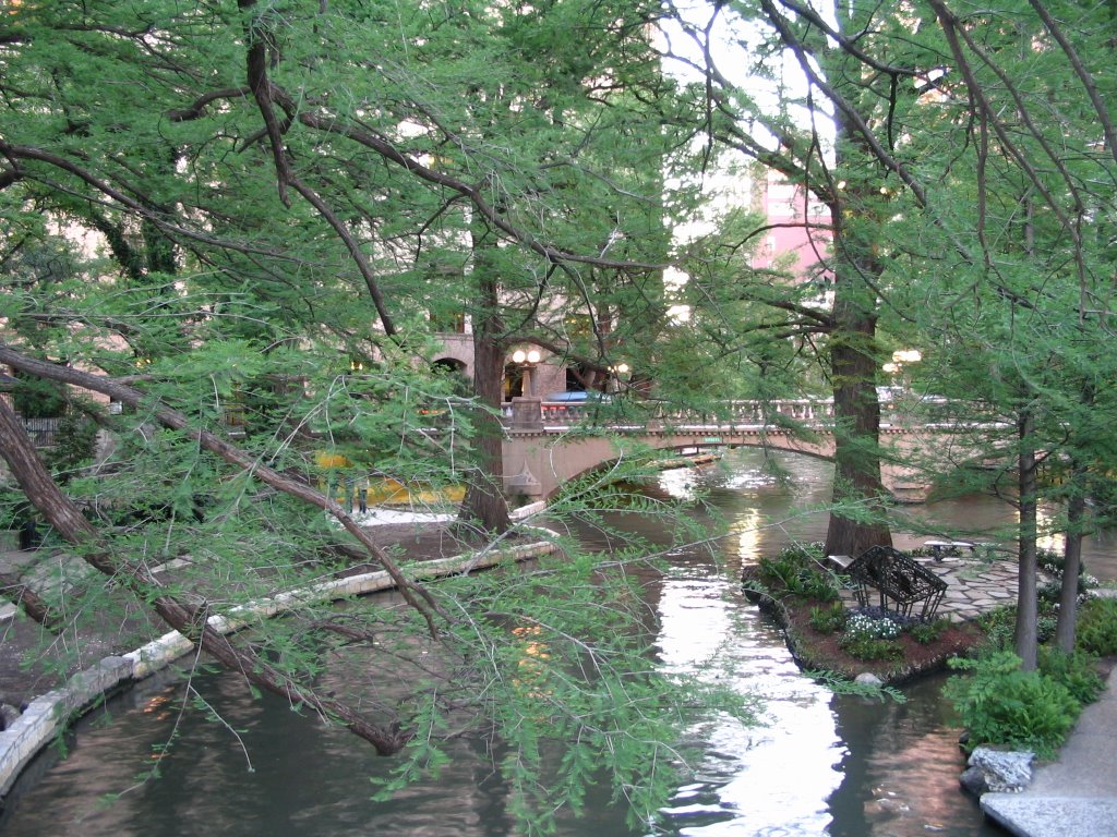 Riverwalk, South Presa Street Bridge, facing west by gmclellan