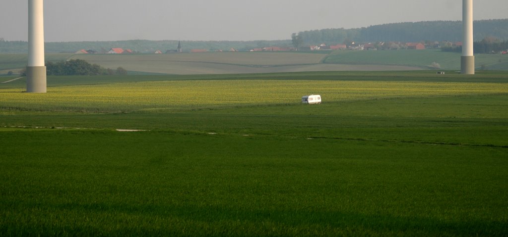 Cooler Stellplatz, im Hintergrund Manrode by Uwe Gehring